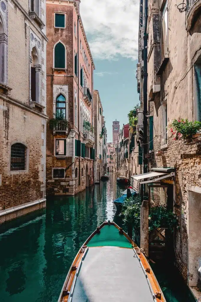Travel to Venice with flybyebye